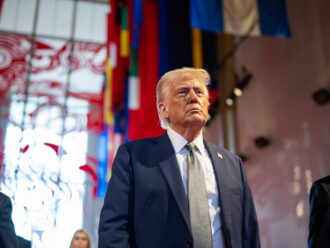 Dazi, rischio recessione e crollo della fiducia affossano il dollaro (contro le attese). Pagano i consumatori Usa