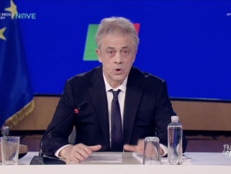 Copertina di Cosa pensa il ministro Urso dei dazi? L’imitazione di Maurizio Crozza è imperdibile: il video