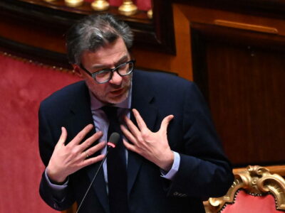 Copertina di Giorgetti: “Un nuovo ente per riscuotere i tributi locali”. Ma non è nella riforma appena scritta dal governo