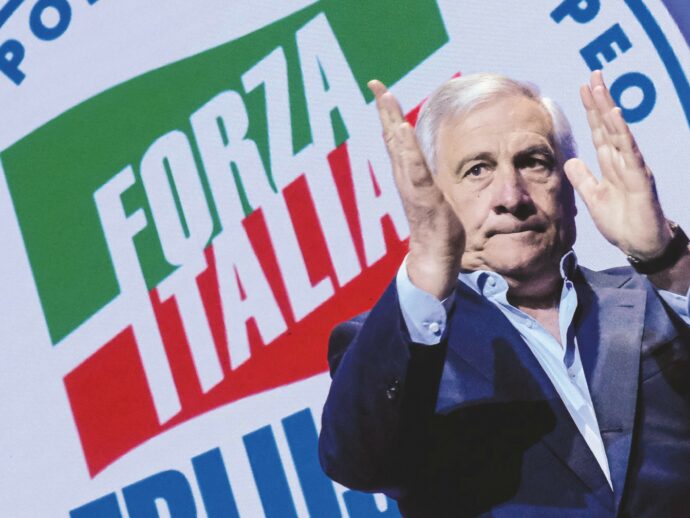 Tajani si mette l’elmetto: “Pacifinti, sfascisti”. Nasce l’asse bellicista tra Forza Italia e il Ppe