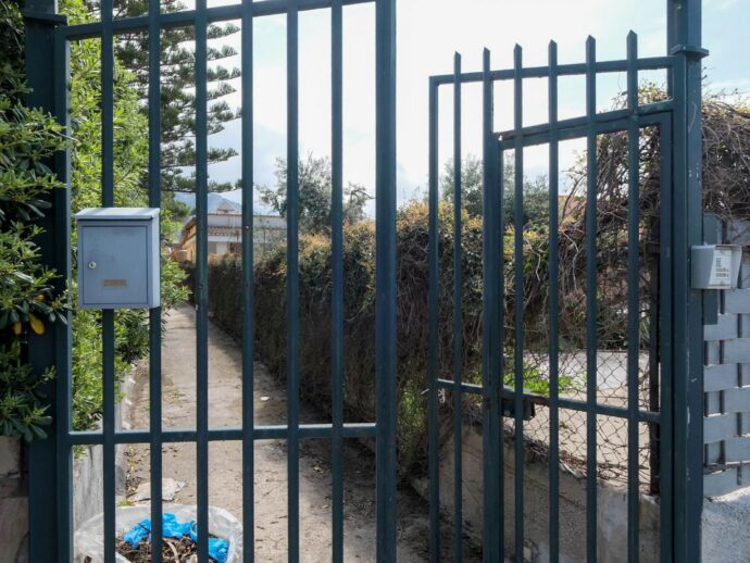 Accoltella suo padre per difendere la madre