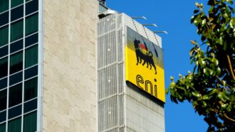 Copertina di Caro carburanti, da domani giù lo sconto sulle accise. Eni annuncia un tetto ai prezzi: per un mese gasolio a 2,19 euro/litro e benzina a 1,99 euro/litro