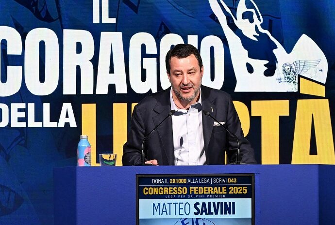 Congresso Lega, Salvini candidato unico: “Governo unito”. Ma i suoi chiedono il ritorno al Viminale