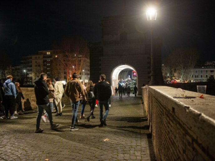 La storia del 17enne romano picchiato per aver difeso un coetaneo: “Quel pugno mi ha spappolato il nervo”