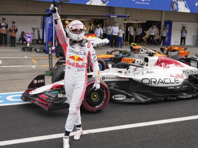 Verstappen trionfa a Suzuka. Ferrari di Leclerc e Hamilton solo 4° e 7°. Record di Antonelli
