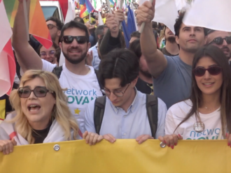 No al riarmo, la piazza M5s al Pd: “Basta ambiguità o alleanza difficile. Schlein? Boicottata dall’interno”