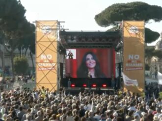 No al riarmo, Travaglio legge dal palco i messaggi di Sabrina Ferilli e Laura Morante