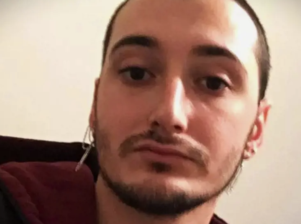 Ex bidello condannato, ha contaminato il cibo della mensa con i suoi fluidi corporei dicendo di farlo “per conto del diavolo”