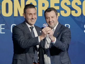 Salvini consegna a Vannacci la tessera della Lega. “Crisi Ue colpa di Von der Leyen, non dei dazi”