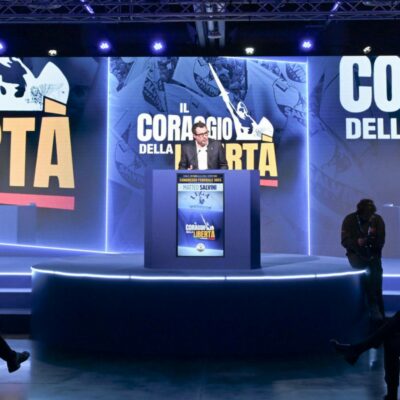 Copertina di Salvini invoca la motosega. Ma il Viminale è già svanito