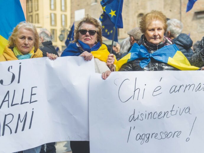 Bologna, la piccola piazza del Pd “assediata” dal pacifismo. “No a  contrapposizioni”