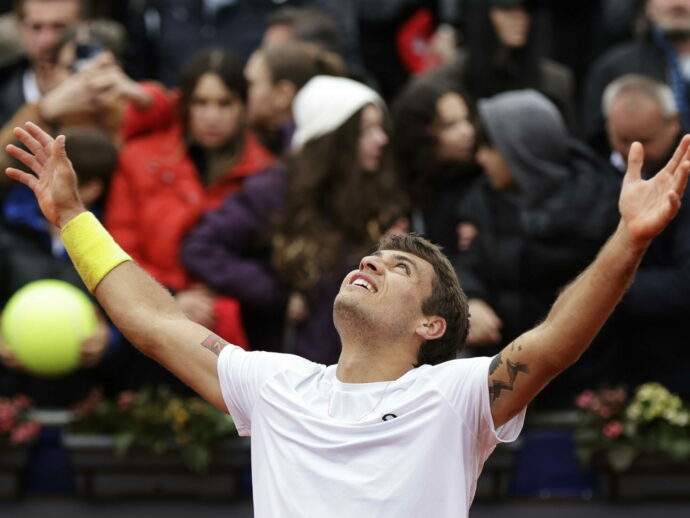Flavio Cobolli vince il suo primo Atp a Bucarest: battuto Baez 6-4 6-4. Anche Darderi trionfa a Marrakech