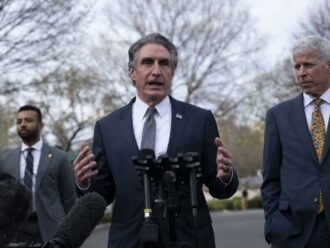 Ministro di Trump ordina allo staff politico di cucinare biscotti in ufficio. “Gli piacciono appena sfornati”