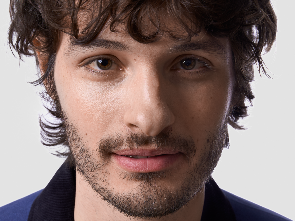 “Non ho passato un provino al cinema, ho evitato la crisi ribaltando me stesso. Consiglio il nudismo, è libertà massima”: parla il ‘cantattore’ Giovanni Toscano