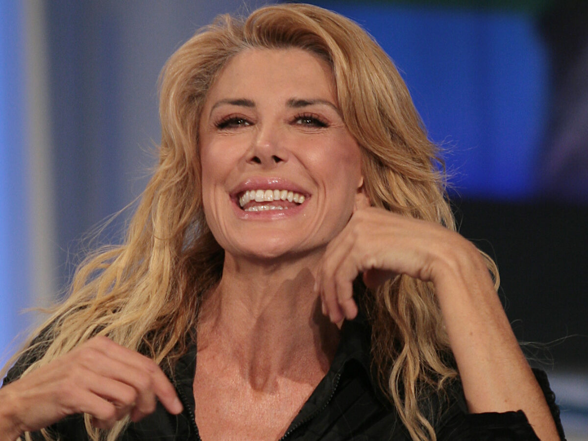 Gabriella Carlucci: “Nel 2001 entrai alla Camera. Ero di destra e portavo i tacchi alti, mi dicevano che ero scema. Non andrò mai a Ballando con le stelle”