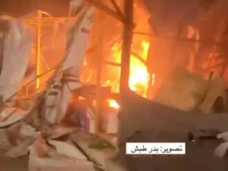 Gaza, Israele spara su una tenda per giornalisti: “Due morti, feriti altri 7”. Netanyahu da Trump, ma niente conferenza stampa