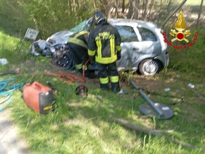 Incidente frontale nel milanese tra un’auto e un mezzo pesante: morta una donna, la figlia ricoverata con gravi ferite