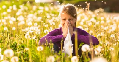 Copertina di “Attenzione, la stagione dei pollini si è allungata di oltre un mese mezzo e sarà sempre più lunga”: l’allarme degli esperti. Ecco i consigli per chi soffre di allergia