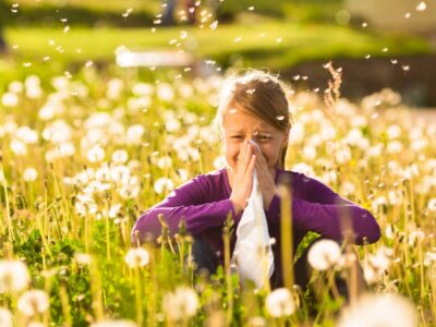 Copertina di “Attenzione, la stagione dei pollini si è allungata di oltre un mese mezzo e sarà sempre più lunga”: l’allarme degli esperti. Ecco i consigli per chi soffre di allergia