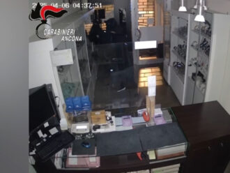 Tentano di svaligiare una gioielleria ma vengono beccati in diretta: sventato furto da 140mila euro ad Ancona