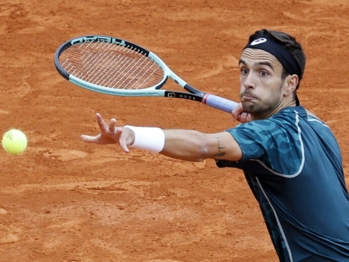 Bu spaventa Musetti: l’azzurro trema, poi rimonta e vince il primo match a Montecarlo