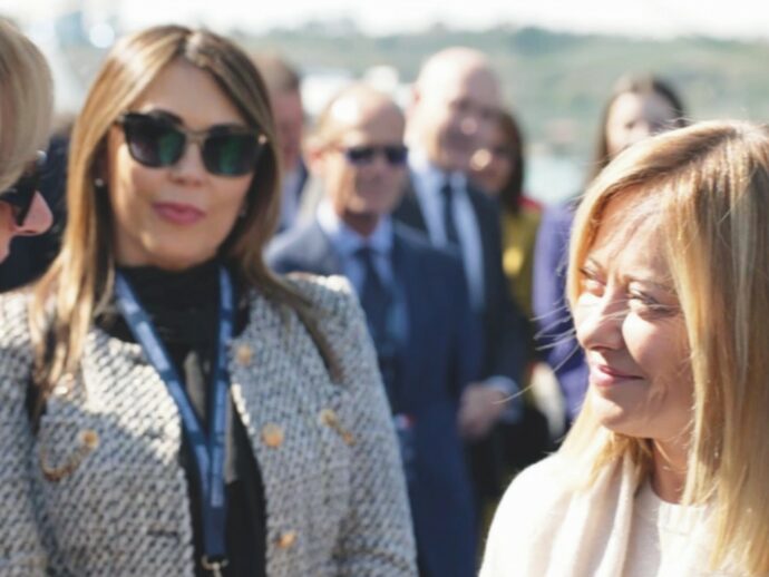 Meloni sulla Vespucci, spunta la consigliera teramana con un “finto” pass da giornalista