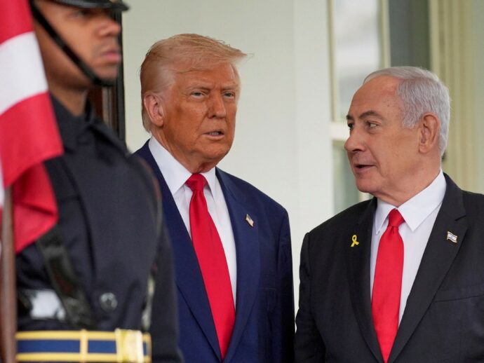 Bibi sorvola solo Paesi amici (Italia e Francia). Poi da Trump: “Iran? Facciamo come in Libia”