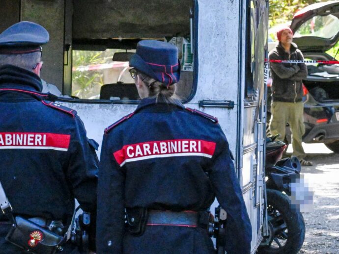 Uccide il compagno della ex e si ammazza