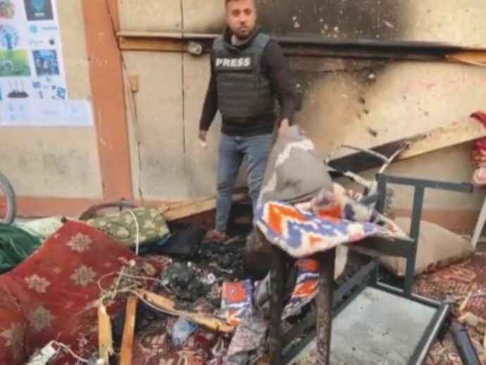 Indosso tutti i miei vestiti per la fuga Intanto i reporter qui bruciano vivi