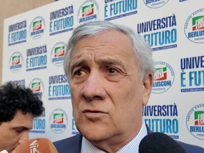 Copertina di Dazi, Tajani: “In arrivo due liste Ue in risposta agli Usa, la prima in vigore dal 15 aprile”