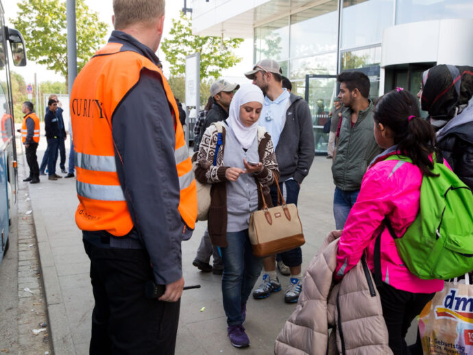 Migranti, la Germania come Trump: stop al reinsediamento di rifugiati. Alla faccia del nuovo regolamento Ue