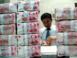 Guerra dei dazi, la Banca centrale cinese lascia cadere lo yuan per contrastare le tariffe