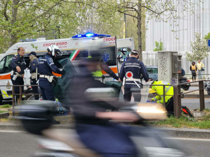 Milano, 29enne travolta e uccisa da una moto mentre attraversa la strada vicino all’università Bocconi