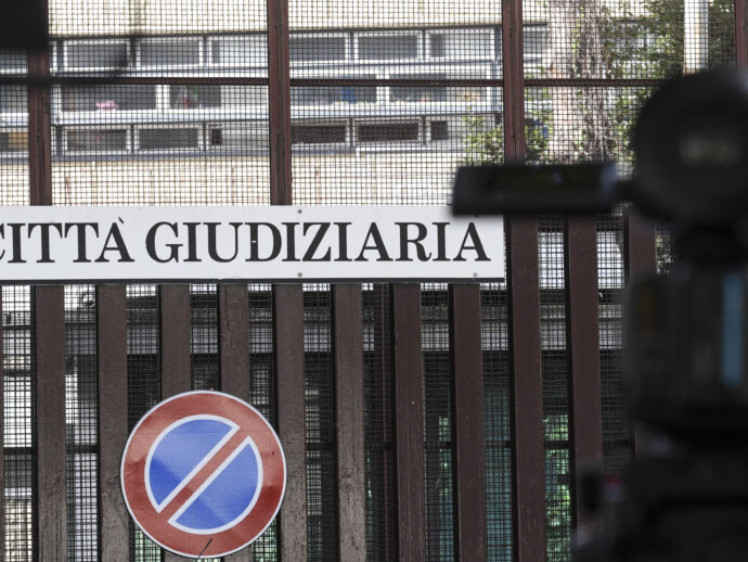 Abusa per anni la figlia minorenne della compagna: 49enne condannato a quattro anni e mezzo di carcere a Roma