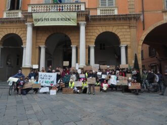 Reggio Emilia, proteste contro il progetto di Conad: “Altro cemento in città”. E la società querela i manifestanti