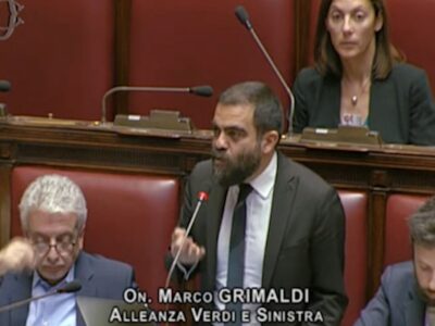 Copertina di Dazi, Grimaldi contro Meloni: “Corsa al riarmo parte della trattativa con Trump, noi 51esimo Stato degli Usa”