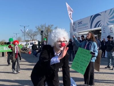 Copertina di “Questa è la fiera del greenwashing”: attivisti per il clima travestiti da pagliacci alla OMC Med Energy