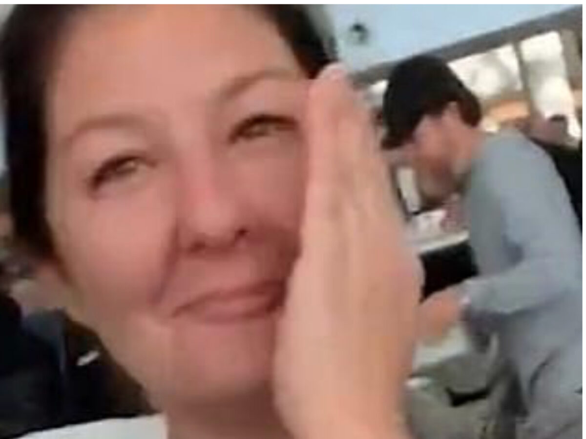 “In aeroporto al metal detector gli addetti alla sicurezza hanno trovato un vibratore nella mia valigia. Ma non l’ho messo io, lo giuro!”: Teena Ledet imbarazzata