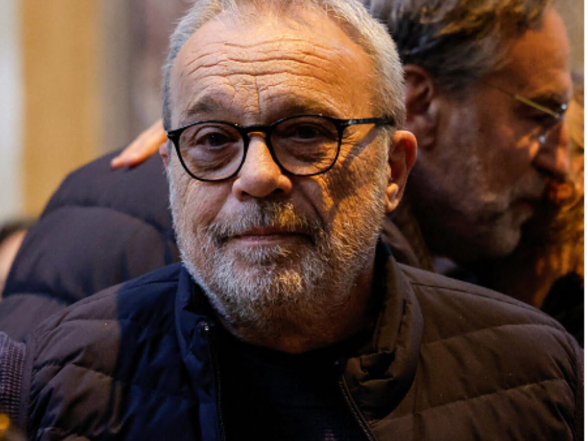 Claudio Amendola in lacrime ai funerali di Antonello Fassari: “Non ero preparato, non ero pronto”. Amici e parenti uniti per l’ultimo saluto all’attore