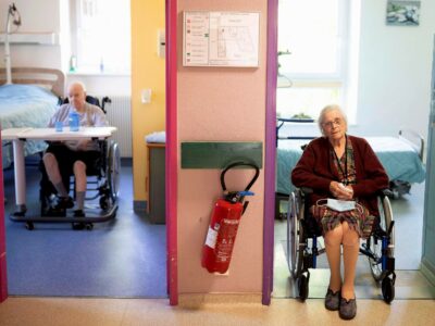 Copertina di Tagli fondi Rsa, il governo fa retromarcia