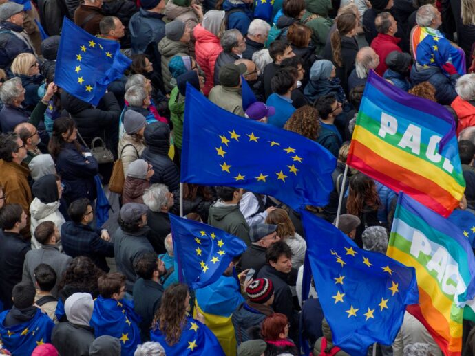La piazza pro Ue l’hanno finanziata Legacoop e Cna