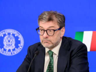 Il governo vara il Def 2025, stime di crescita dimezzate (+ 0,6%). “Non ancora deciso aumento budget difesa”
