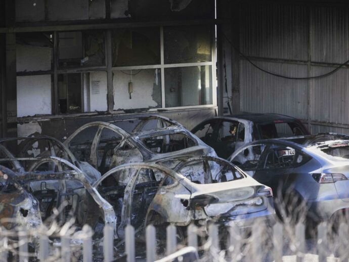 Il referente di Musk Andrea Stroppa è sotto scorta dopo l’incendio al Tesla Center di Roma