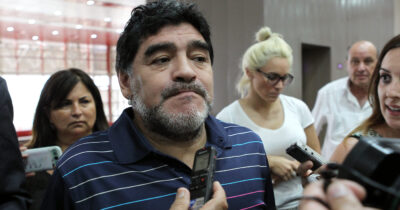 Copertina di Annullato il processo sulla morte di Maradona: giudice coinvolta nelle riprese di un documentario non autorizzato