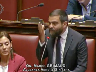 Copertina di Grimaldi (Avs) attacca Urso: “Tolga il cappello di Trump. Ha appena detto a Meloni di baciargli il c**o”