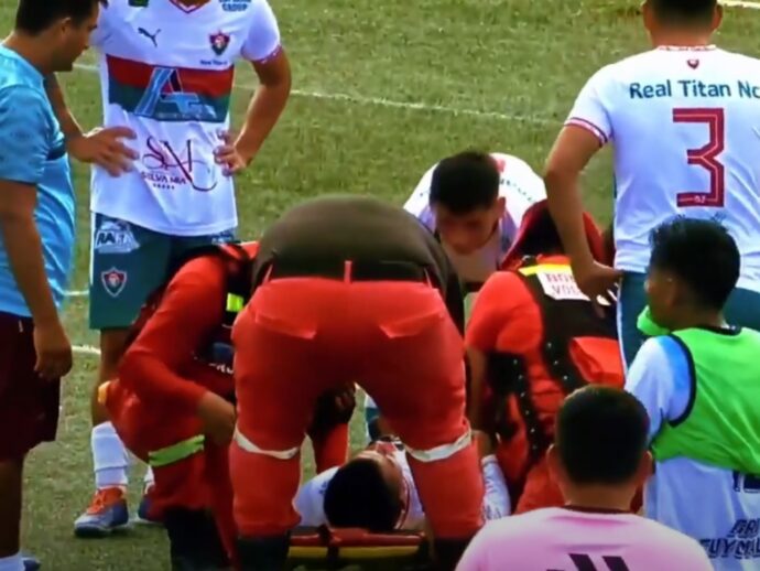 Muore a 21 anni per uno scontro col portiere avversario: si è rotto un’arteria cranica