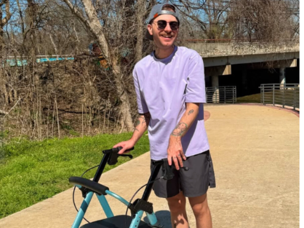 “Pensavo fosse stress e invece avevo la SLA”: le contrazioni al piede, poi i problemi respiratori. La storia del 25enne Michael Stone