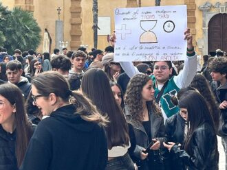 Referti istologici in ritardo, a Mazara del Vallo gli studenti in piazza: “Il cancro corre, il sistema uccide”