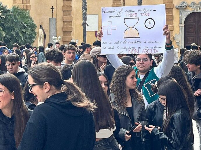 Referti istologici in ritardo, a Mazara del Vallo gli studenti in piazza: “Il cancro corre, il sistema uccide”