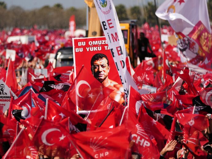 L’Italia di Meloni s’inchina a Erdogan: così tace sull’arresto di Imamoglu e sulle proteste dei giovani